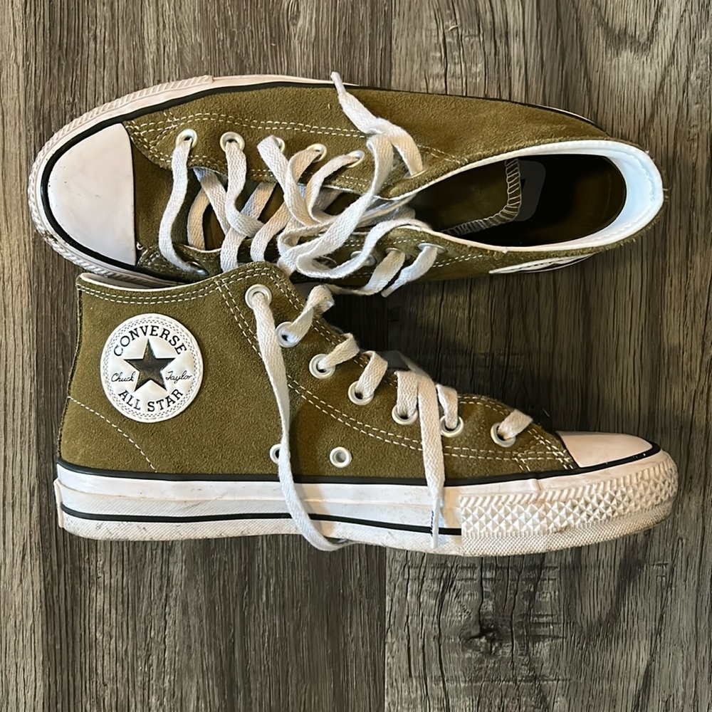 Olive Green Suède Converse High Tops